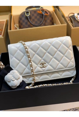 WHITE CHANEL SMALL QUILTED PURSE